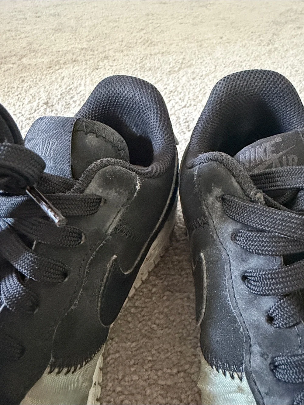 Nike Low Top Sneaker in Olive Green and Black